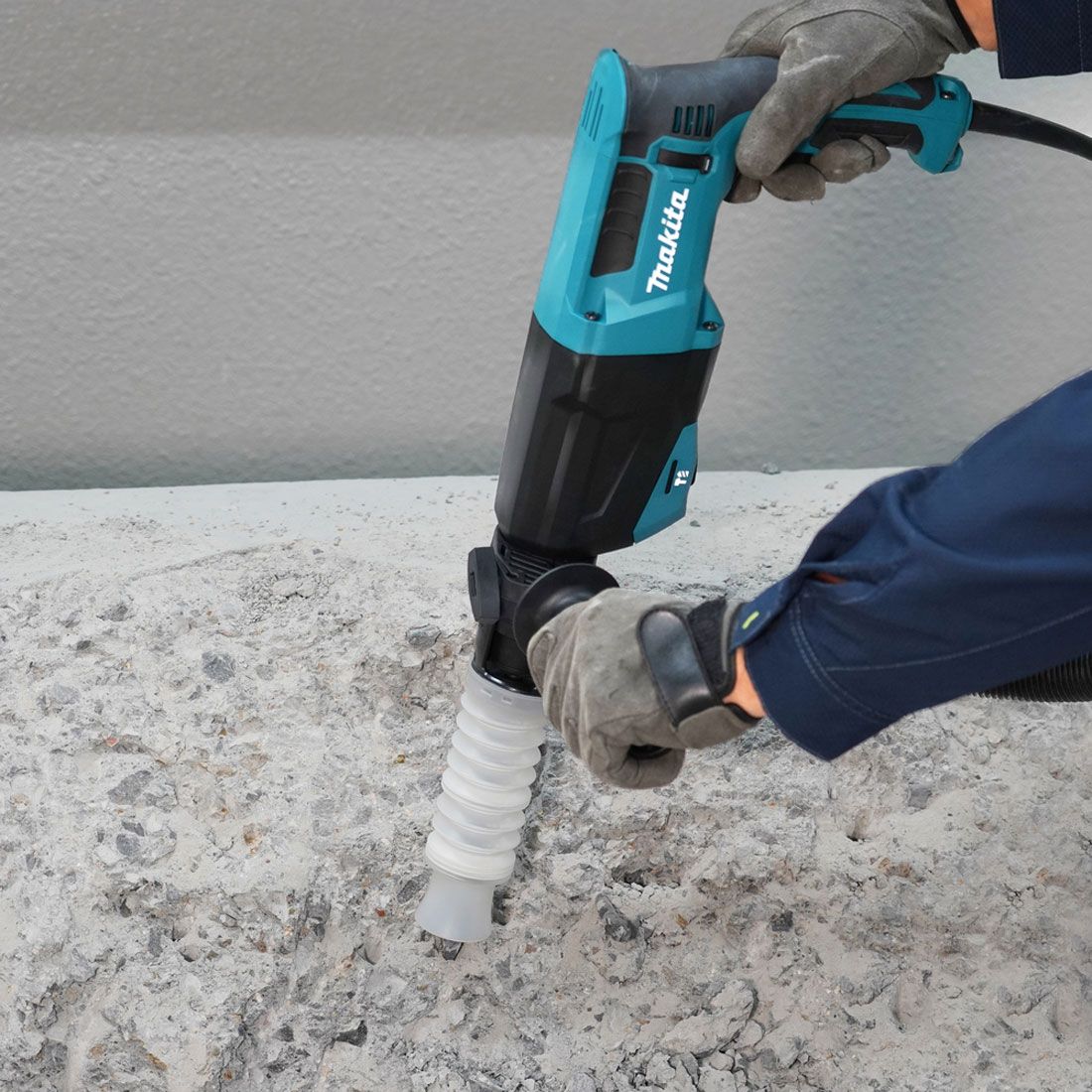 Makita HR2670 26mm SDS+ Plus Rotary Hammer Drill 800W - Image 4